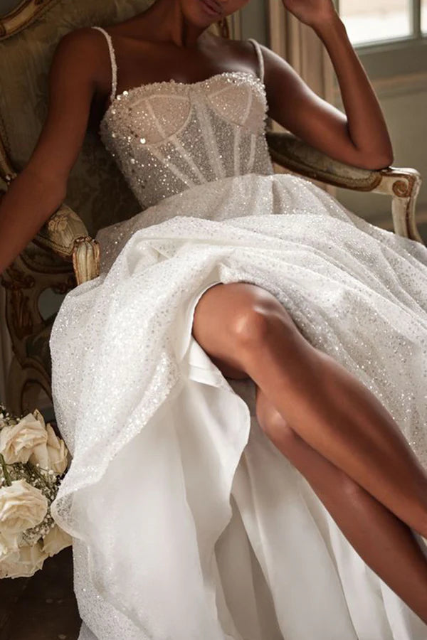 Un abito da sposa in stile country con scollo a cuore e strascico ampio